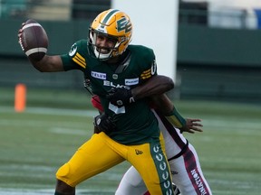 Le quart-arrière des Elks d'Edmonton, Tre Ford (2), est plaqué par un membre des Red Blacks d'Ottawa le 27 août 2023, à Edmonton.