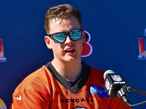 Le quart-arrière des Bengals de Cincinnati, Joe Burrow, s'exprime lors d'un point de presse à l'UCLA avant le Super Bowl LVI contre les Rams de Los Angeles à Los Angeles, en Californie, le 11 février 2022.