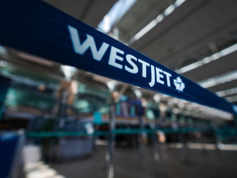 Le syndicat de WestJet devrait s’excuser d’avoir tenté de « faire taire » la liberté d’expression, dit Poilievre