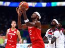 Shai Gilgeous-Alexander #2 du Canada se dirige vers le panier contre Bobby Portis #9 des États-Unis au deuxième quart lors du match pour la 3e place de la Coupe du monde de basket-ball FIBA ​​au Mall of Asia Arena le 10 septembre 2023 à Manille, Philippines.