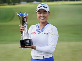 Minjee Lee tient un trophée.