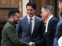 Le président ukrainien Volodymyr Zelenskyy et le premier ministre Justin Trudeau (au centre) serrent la main du président de la Chambre des communes Anthony Rota lors d'une cérémonie sur la Colline du Parlement le 22 septembre 2023 à Ottawa.