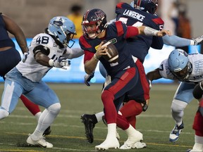 Le quart-arrière des Alouettes de Montréal Cody Fajardo (7) est limogé par le secondeur des Argonauts de Toronto Wynton McManis (48) lors de la première mi-temps d'un match de football de la LCF à Montréal, le vendredi 15 septembre 2023.