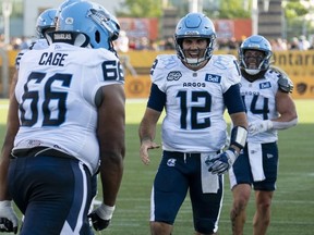 Le quart-arrière des Argonauts de Toronto Chad Kelly (12 ans) célèbre avec ses coéquipiers lors d'un match de football contre les Tiger Cats de Hamilton lors de la Classique annuelle de la Fête du Travail à Hamilton, en Ontario, le lundi 4 septembre 2023. Une autre semaine, une autre chance pour Kelly et les Argonauts pour décrocher une série de saison avec un rival de la division Est.