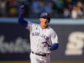 Le joueur de troisième but des Blue Jays de Toronto, Matt Chapman, célèbre son doublé.