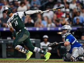 Ezequiel Tovar des Rocheuses réussit un doublé contre les Jays