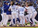 Matt Chapman #26 des Blue Jays de Toronto est assailli par ses coéquipiers après avoir réussi un doublé RBI pour vaincre les Red Sox de Boston lors de la neuvième manche de leur match MLB au Rogers Centre le 17 septembre 2023 à Toronto.