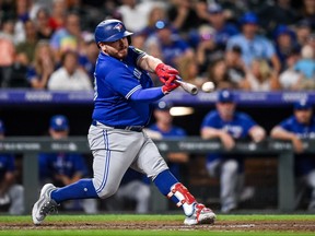 Alejandro Kirk des Blue Jays de Toronto réussit un doublé de trois points produits en septième manche contre les Rockies du Colorado au Coors Field le 1er septembre 2023 à Denver.