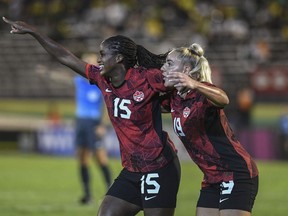 Nichelle Prince du Canada, à gauche, célèbre son but contre la Jamaïque avec sa coéquipière Adriana Leon lors d'un match de la série de championnats de football féminin de la CONCACAF à Kingston, en Jamaïque, le vendredi 22 septembre 2023.