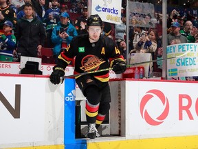 Quinn Hughes des Canucks de Vancouver monte sur la glace lors de leur match de la LNH contre les Maple Leafs de Toronto au Rogers Arena le 4 mars 2023 à Vancouver.