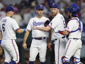 De gauche à droite, Josh Jung des Texas Rangers, Nathaniel Lowe, Will Smith et Austin Hedges célèbrent après la victoire 15-5 contre les Red Sox de Boston au Globe Life Field le 20 septembre 2023 à Arlington, Texas.