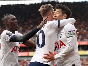 Heung-Min Son de Tottenham Hotspur célèbre avec James Maddison après avoir marqué le deuxième but de l'équipe contre Arsenal.