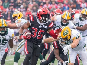 Le demi offensif des Stampeders de Calgary Ka'Deem Carey se précipite contre les Elks d'Edmonton lors de la Classique de la fête du Travail au stade McMahon, le lundi 4 septembre 2023.