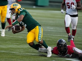 Le quart-arrière des Elks d'Edmonton, Tre Ford, est plaqué par un joueur des Redblacks d'Ottawa au Stade du Commonwealth à Edmonton le 27 août 2023. Les Elks ont gagné 30-20 pour leur deuxième victoire consécutive après un début de saison de 0-9.