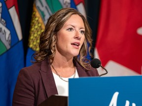 La ministre de l'Environnement de l'Alberta, Rebecca Schulz, lors d'une conférence de presse.