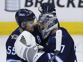 Mark Scheifele (55 ans) des Jets de Winnipeg et le gardien Connor Hellebuyck seront de retour pour une autre saison.