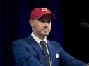 Le conservateur britannique Daniel Hannan porte un chapeau avec un drapeau canadien lors d'un discours au congrès national conservateur à Halifax, en août 2018.