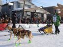 Le vainqueur de l'Iditarod Ryan Redington, dont le grand-père Joe Redington Sr. est connu comme le père fondateur de la course Iditarod Trail Sled Dog, arrive à la ligne d'arrivée à 12 h 14 à Nome, en Alaska, le 14 mars 2023.