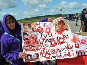 Sue Caribou, vue ici lors de la manifestation et du blocus de la décharge de Brady Road à Winnipeg le lundi 10 juillet 2023, croit depuis plus de 10 ans que les restes de sa nièce Tanya Nepinak reposent quelque part dans la décharge de Brady, et c'est pourquoi elle a déclaré qu'il était si important qu'elle se joigne à d'autres manifestants cette semaine pour maintenir le blocus et protester contre l'ordre de fermeture de la ville.