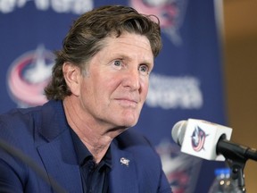 Mike Babcock s'adresse aux médias alors que les Blue Jackets de Columbus présentent Babcock comme nouvel entraîneur-chef lors d'une conférence de presse le samedi 1er juillet 2023 à Columbus, Ohio.  Babcock pensait qu'il essayait simplement de mieux connaître ses joueurs, mais les experts disent qu'il a peut-être franchi une ligne parfois difficile à voir.