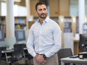 Le ministre de l'Éducation, Stephen Lecce, est photographié dans une bibliothèque d'Etobicoke le 16 avril 2023. LA PRESSE CANADIENNE/Chris Young