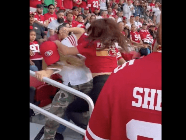 Les fans des 49ers de San Francisco se bagarrent dans les tribunes