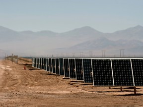 Une centrale solaire construite par SunPower Corp. près du Salvador, dans le désert d'Atacama, au nord du Chili.