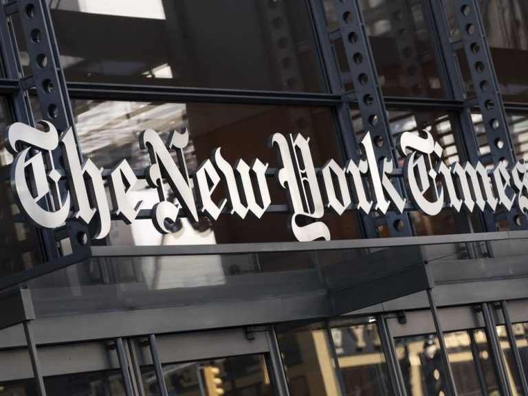 Les journalistes du New York Times se rassemblent alors que le bureau des sports ferme officiellement