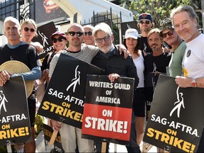 Les acteurs (de gauche à droite) Patrick Fabian, Rhea Seehorn, Norma Maldonado, Aaron Paul, l'écrivain Peter Gould, Betsy Brandt, Matt Jones, Charles Baker, Jesse Plemons et Bryan Cranston se joignent aux membres de la Screen Actors Guild (SAG-AFTRA) et WGA sur la ligne de piquetage devant les studios Sony à Culver City, en Californie, le 29 août 2023.