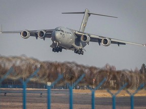 Un avion cargo C-17 Globemaster atterrit à l'aéroport de Rzeszów-Jasionka