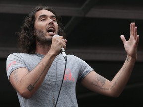 Le comédien Russell Brand s'exprime sur la place du Parlement lors d'une manifestation contre le gouvernement conservateur et sa politique d'austérité à Londres, le samedi 20 juin 2015.