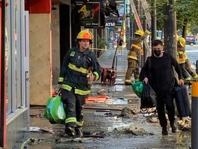 Les pompiers de Vancouver s'efforcent d'éteindre un incendie dans une auberge pour routards sur Granville Street tôt samedi matin.  Photo : Doug Quan.