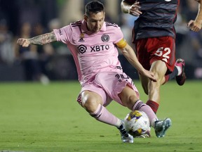 Lionel Messi de l'Inter Miami tire pendant la première mi-temps lors d'un match entre le Toronto FC et l'Inter Miami CF au stade DRV PNK le 20 septembre 2023 à Fort Lauderdale, en Floride.