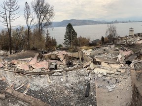 Les restes brûlés de la maison de Stephen Fuhr à West Kelowna, en Colombie-Britannique, sont présentés lors d'une visite guidée destinée aux résidents du quartier sur une photo non datée.  LA PRESSE CANADIENNE/HO, Stephen Fuhr