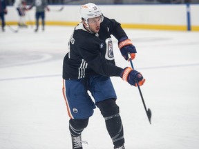 Vincent Desharnais lors de la première journée des séances sur glace du camp principal des Oilers d'Edmonton pour la saison 2023-24 de la LNH à Rogers Place le 21 septembre 2023.