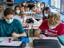 Élèves en cours de mathématiques à l'école secondaire Beaconsfield, à Beaconsfield, à l'ouest de Montréal. 