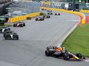 Red Bull Racing Max Verstappen, des Pays-Bas, élargit son avance dans un virage lors de la course automobile de Formule 1 au Grand Prix du Canada à Montréal, le dimanche 18 juin 2023.