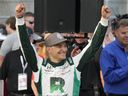 Alex Palou remercie ses fans après avoir remporté la course automobile IndyCar Detroit Grand Prix, le dimanche 4 juin 2023, à Detroit. 