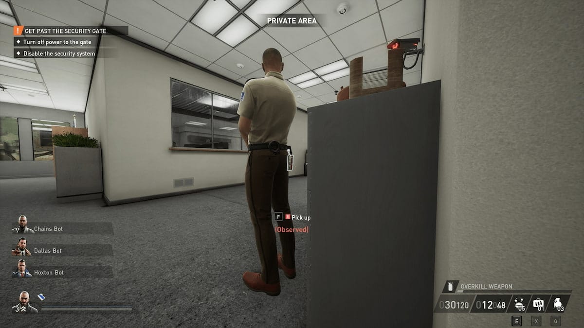 Image of a stealth skill character stealing the red card from a guard in Payday 3.