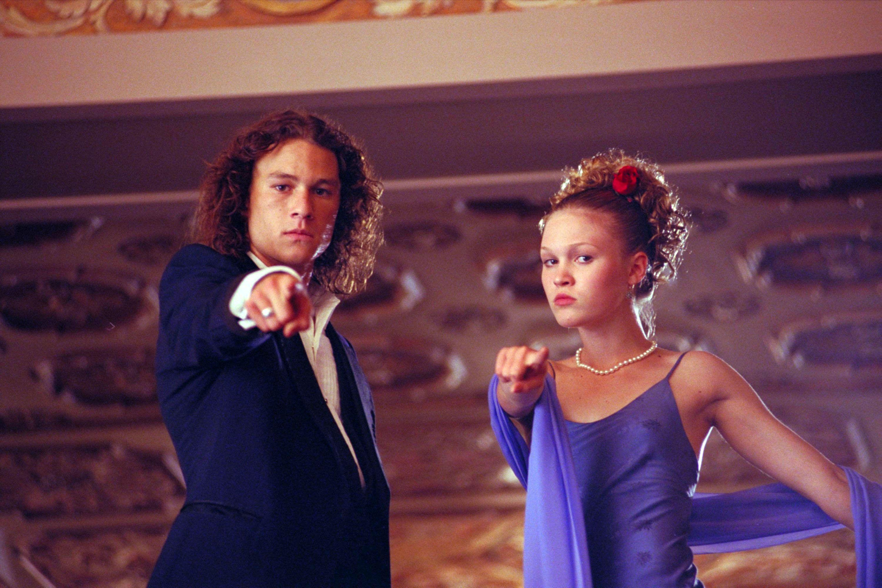 HEATH LEDGER dans le rôle de Patrick Vérone et JULIA STILES dans le rôle de Kat Stratford pointent vers la caméra dans 10 choses que je déteste chez toi