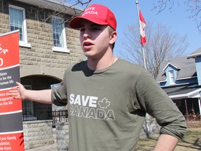 Josh Alexander prend la parole lors d'un rassemblement devant le bureau du conseil scolaire catholique du comté de Renfrew en avril 2023, appelant à sa réadmission à l'école après avoir été expulsé en raison de ses opinions sur l'identité de genre.