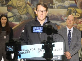 Le ministre du Travail, Monte McNaughton, est photographié alors qu'il s'exprimait à Sarnia le 22 avril 2022.