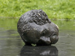 La tête de la statue de Sir John A. Macdonald est séparée de son corps après qu'elle ait été démolie lors d'une manifestation de la Coalition pour la libération du BIPOC à Montréal le samedi 29 août 2020.