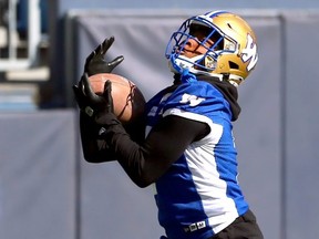 Jamal Parker aligne le ballon lors de l'entraînement des Blue Bombers de Winnipeg, le 13 septembre 2023.