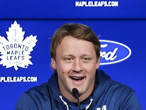 Le défenseur des Maple Leafs de Toronto Morgan Rielly s'adresse aux médias lors de la journée d'ouverture de leur camp d'entraînement de la LNH à Toronto, le mercredi 20 septembre 2023.