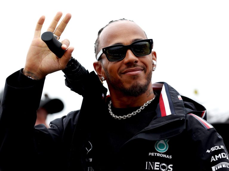 « NOTRE HISTOIRE N’EST PAS TERMINÉE » : Lewis Hamilton prolonge son contrat chez Mercedes