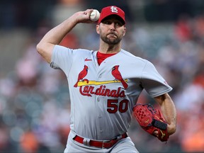 Adam Wainwright des Cardinals de St. Louis lance contre les Orioles de Baltimore.