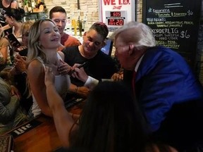 Capture d'écran de Donald Trump signant un débardeur pour femme dans un bar de l'Iowa.