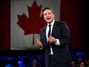 Le chef conservateur Pierre Poilievre s'adresse aux délégués au congrès du Parti conservateur à Québec.