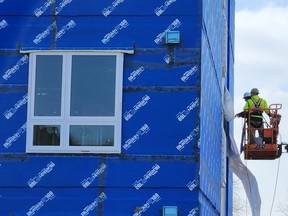 Les équipes travaillent à l'extérieur du complexe d'appartements en construction sur Riverview Drive à Chatham.